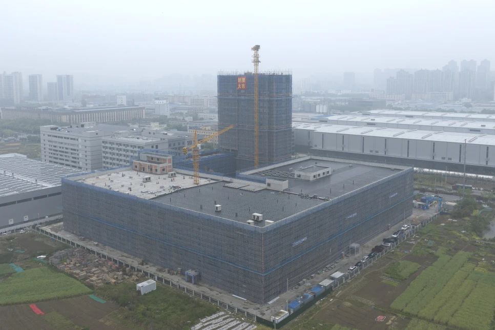 1752563542797938.jpg 智能中央廚房項(xiàng)目主體結(jié)構(gòu)順利完成封頂.jpg